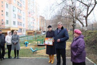 B.B. Руженков помог с приобретением и установкой детской площадки